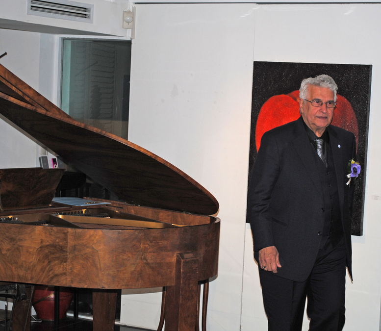 Carmelo sings an Italian song  at the opening night of Seoul Exhibition!